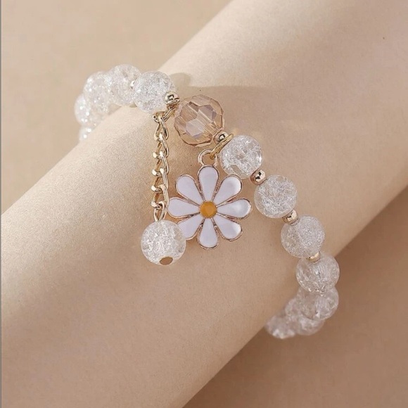 ⚠️Clearance White And Gold Flower Charm Beaded Bracelet - Picture 2 of 6